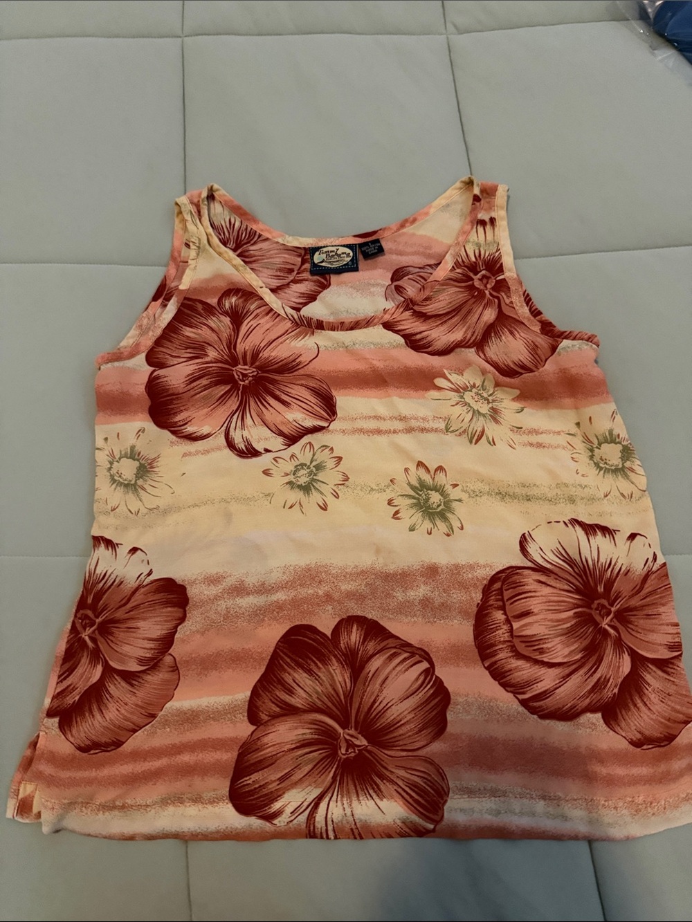 #0177 Tommy Bahama women’s floral tank top, size Small, 100% rayon.